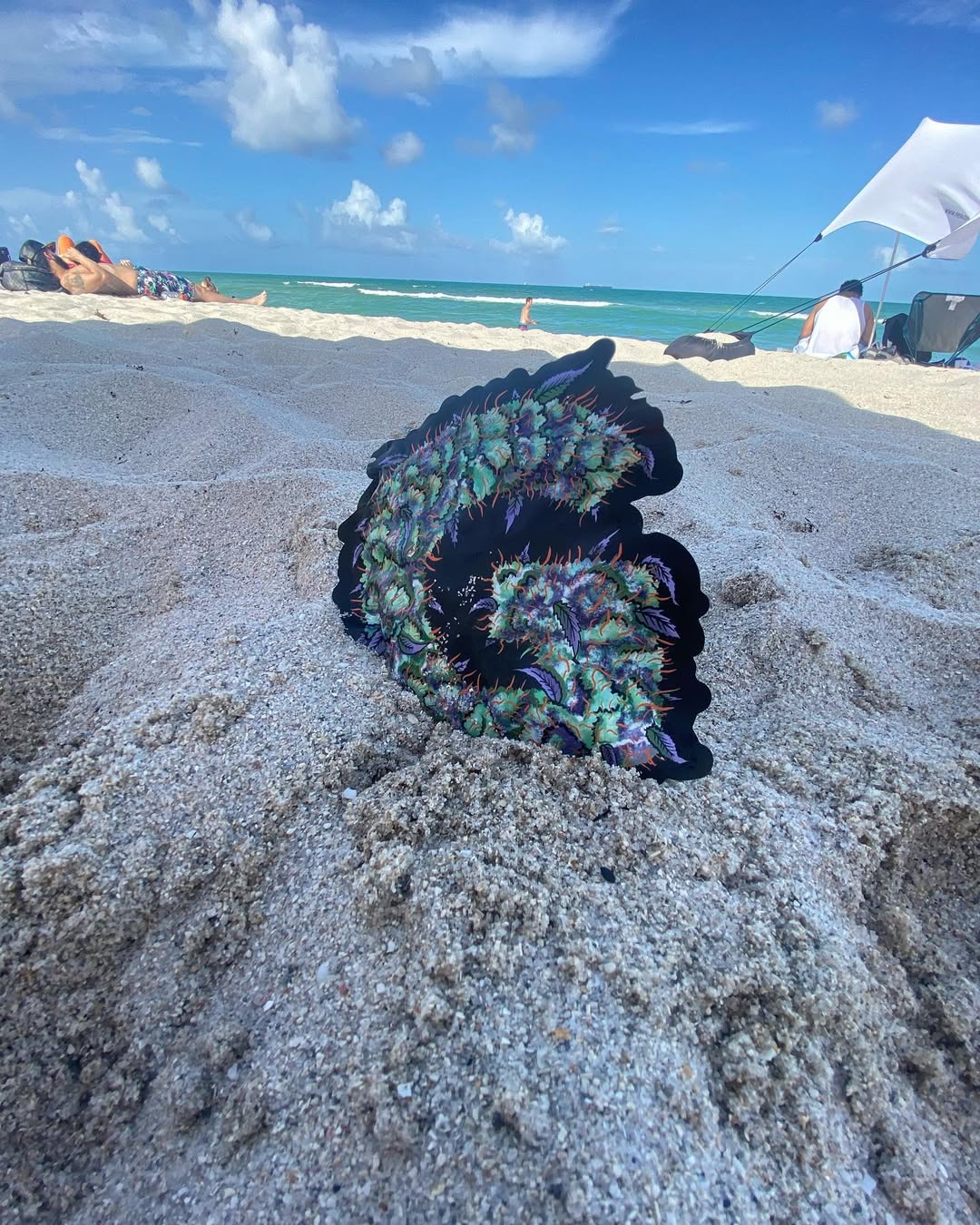 The G on the beach